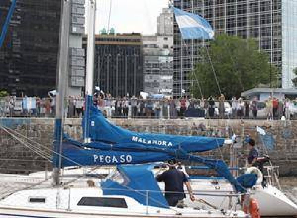 Ex cancilleres piden liberar la Fragata y apoyan al Gobierno