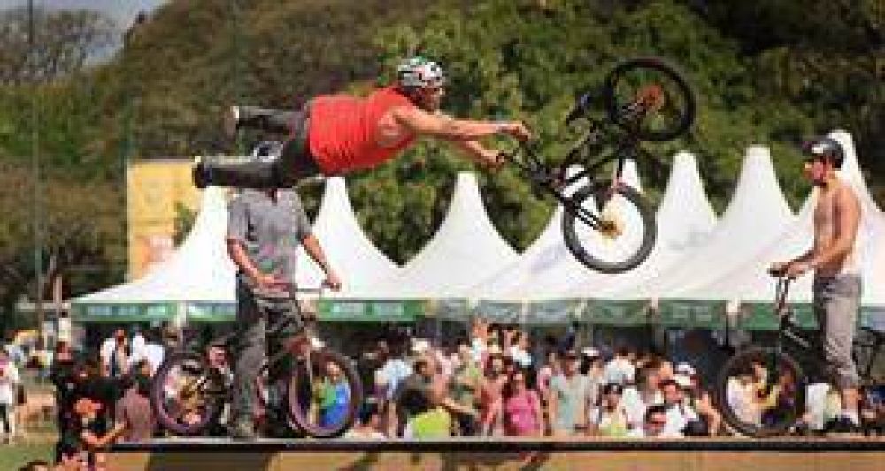 El primer festival de bicicletas recorre la ciudad en dos ruedas