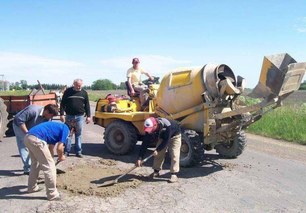 Realizan trabajos de mejoramiento en el acceso a la localidad de Del Carril