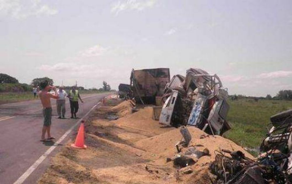 Choque frontal entre dos camiones dej� cuatro heridos en Bella Vista