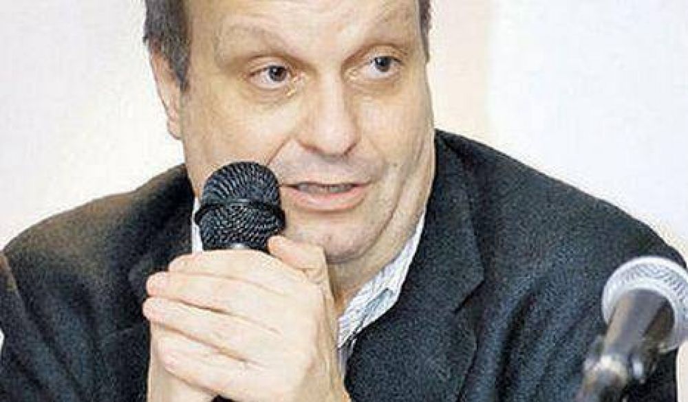 Lombardi expuso ante la Legislatura