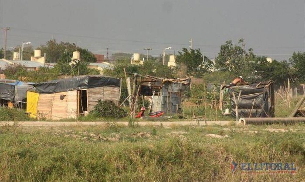 Poco movimiento y carpas deshabitadas en el asentamiento del barrio Pirayu