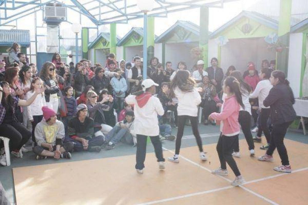 Actividades art�sticas en el �Paseo Canto del Viento� convoc� a numeroso p�blico