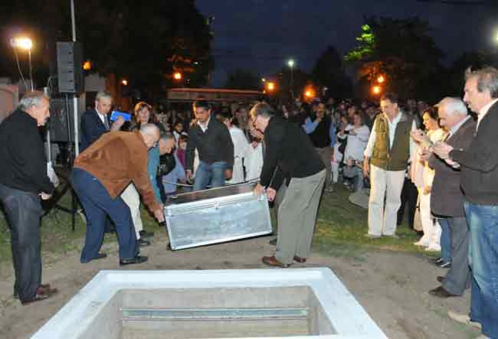 Inauguraron el arco de entrada a Villa Italia y depositaron el Ba�l de la Memoria