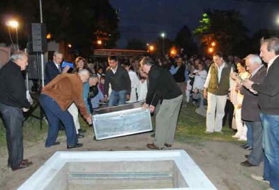 Inauguraron el arco de entrada a Villa Italia y depositaron el Ba�l de la Memoria