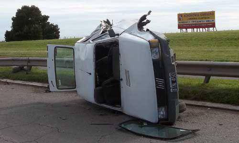 Conocido cantante volc� con su auto y permanece internado