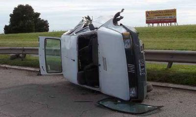 Conocido cantante volc� con su auto y permanece internado