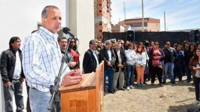 Buzzi opin� que Das Neves podr�a haber elegido otro d�a para su acto