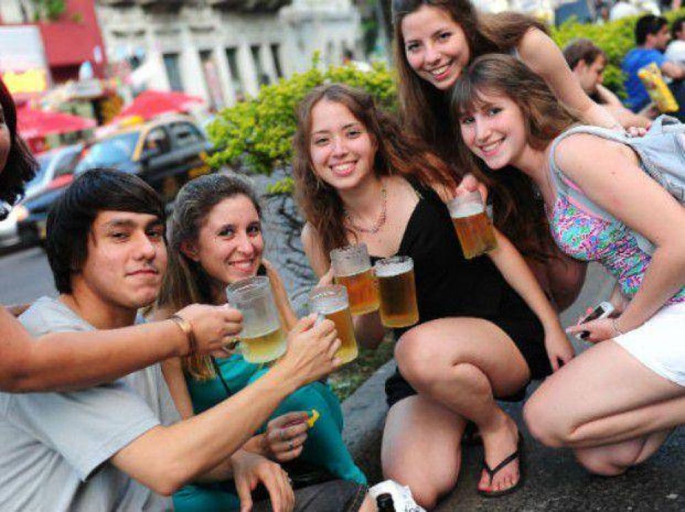 M�sica, cerveza y amigos, la clave para disfrutar del Oktoberfest en avenida Pellegrini