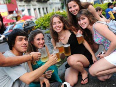 M�sica, cerveza y amigos, la clave para disfrutar del Oktoberfest en avenida Pellegrini