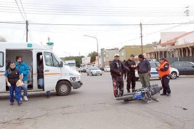 Motocicleta impact� fuertemente contra un auto