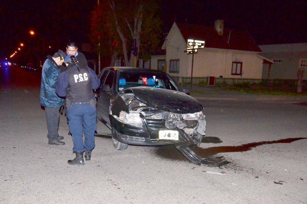 Polic�a ebrio cruz� en rojo y provoc� accidente