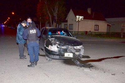 Polic�a ebrio cruz� en rojo y provoc� accidente