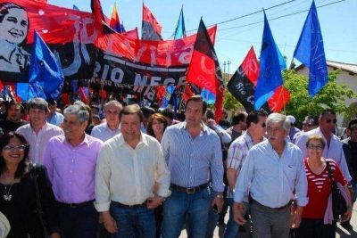 Masivo recuerdo a Kirchner y apoyo al gobierno provincial