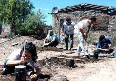 J�venes voluntarios construyen casas en el asentamiento 2 de Agosto 