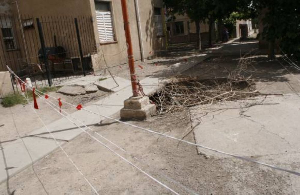 Buscan soluciones para un pozo negro que colaps� hace tres meses