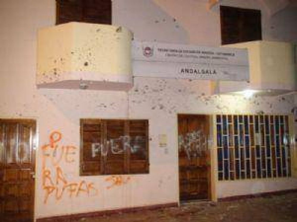 Antimineros atacaron a polic�as en el Centro de Control Ambiental de Andalgal�