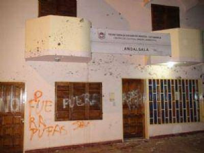 Antimineros atacaron a polic�as en el Centro de Control Ambiental de Andalgal�