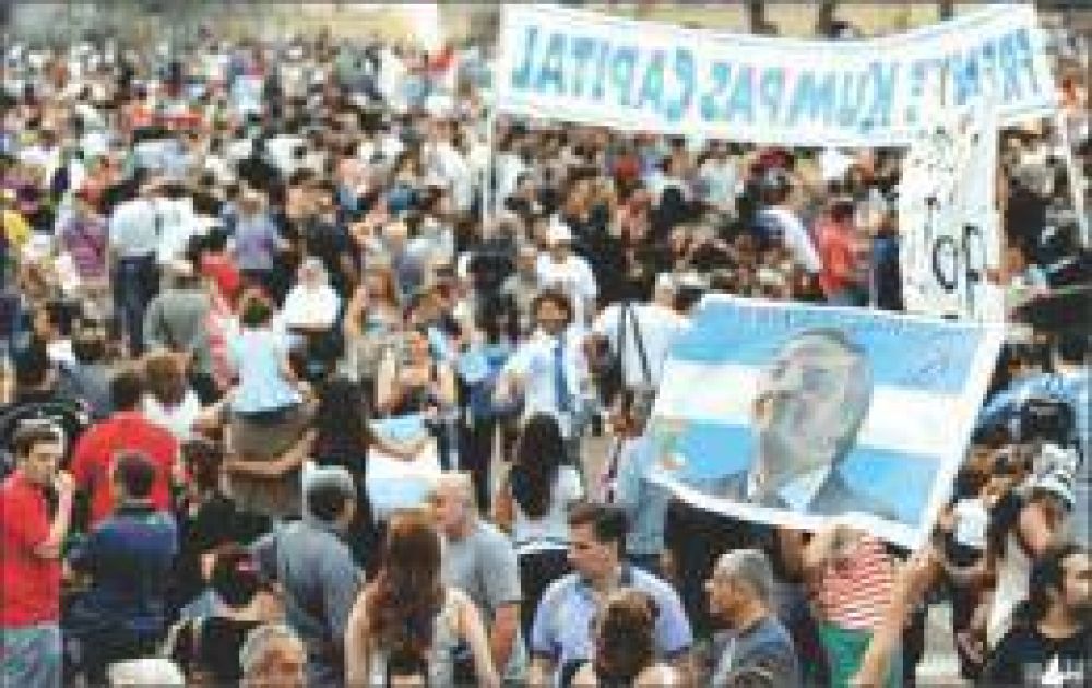 Multitudinaria convocatoria en la Plaza de Mayo para homenajear a N�stor Kirchner