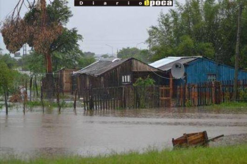 El granizo afect� viviendas y la lluvia inund� barrios en Saladas