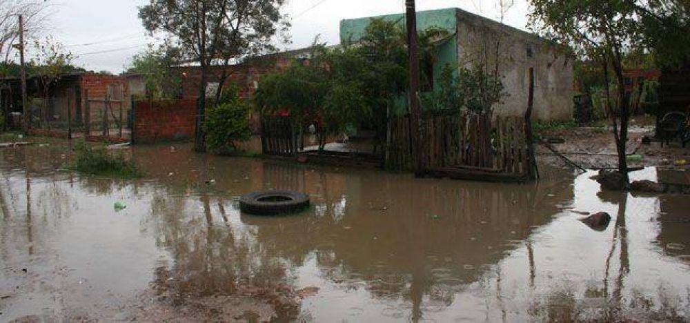 Al menos cuatro barrios capitalinos anegados y sin asistencia municipal