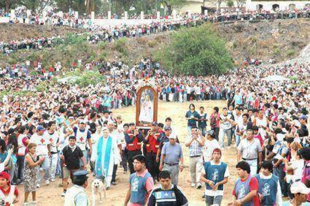 Multitudinaria peregrinaci�n De los j�venes a R�o Blanco