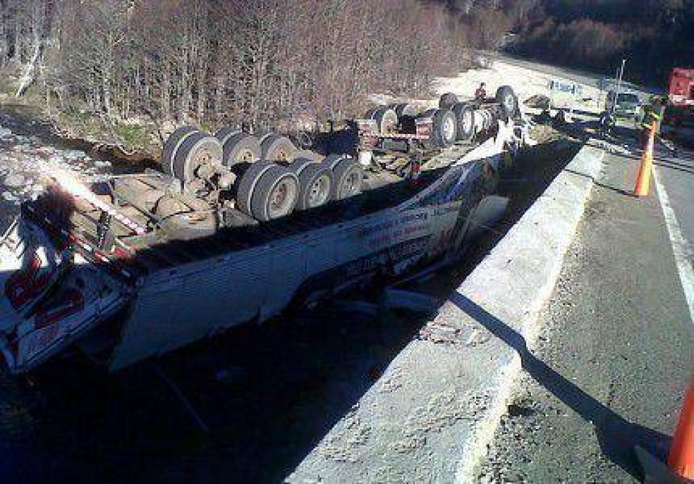 Hombre muri� al volcar en un puente