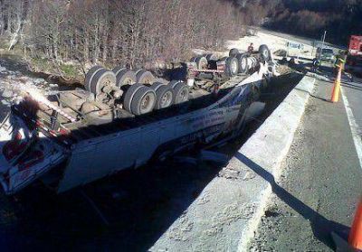 Hombre muri� al volcar en un puente
