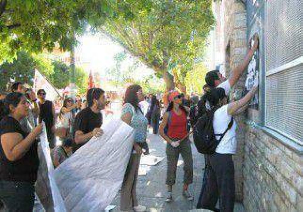 Protesta contra centro de detenci�n 