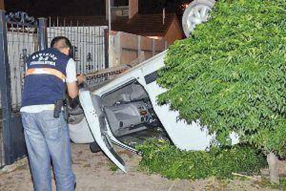 Chofer herido por violento vuelco de un utilitario en el sur