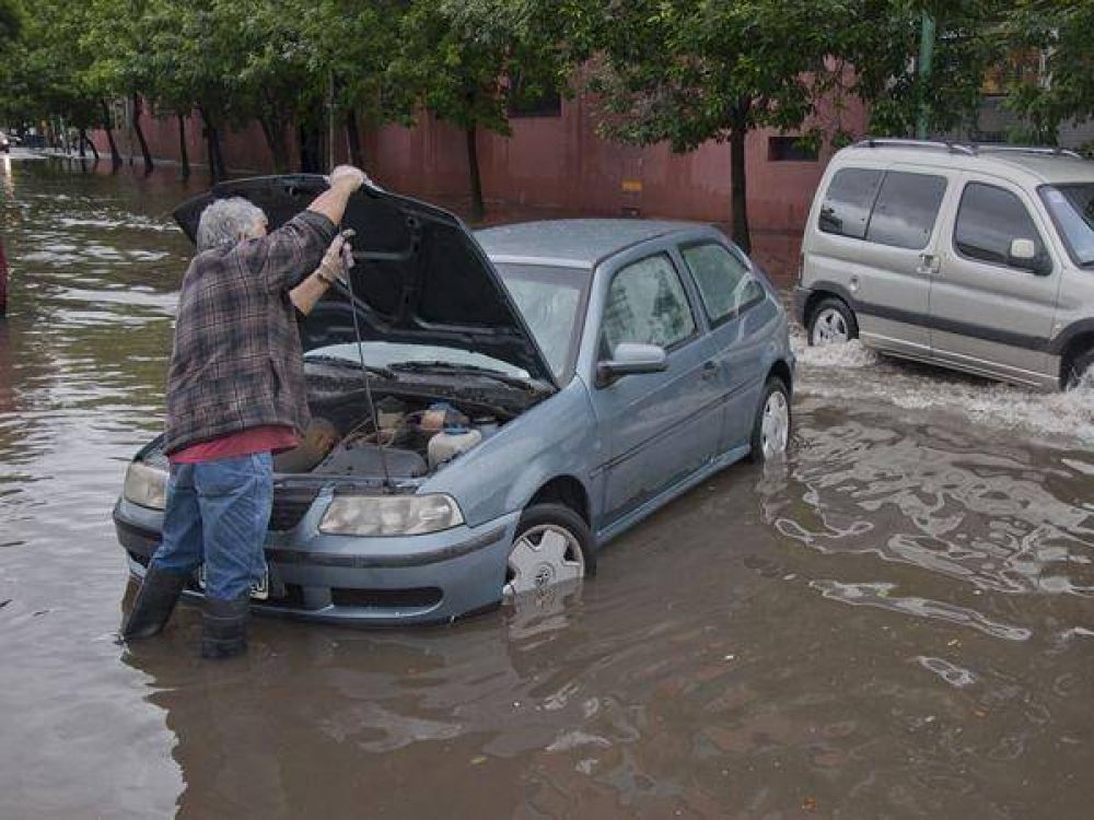 Casi 1800 evacuados por el violento temporal en la provincia de Buenos Aires