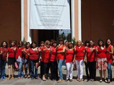 Trabajadoras se vistieron de rojo contra la violencia de g�nero