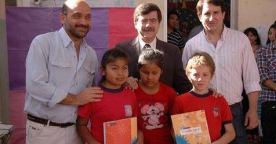 Entregan material bibliogr�fico a Escuela de Gesti�n Comunitaria