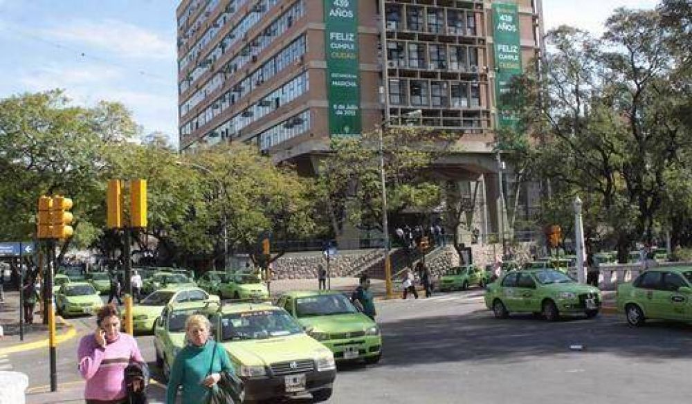 Remiseros vuelven a la protesta por el cobro de canon de los agencieros