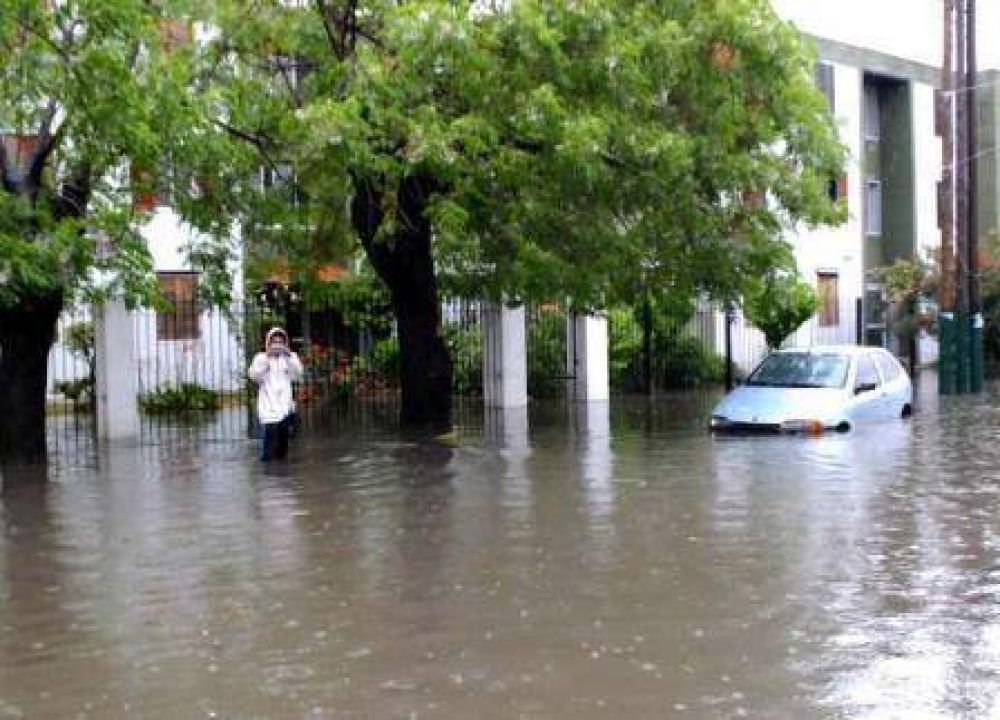 El temporal que golpe el rea metropolitana dej 2 muertos, ms de 2.800 evacuados, inundaciones y derrumbes