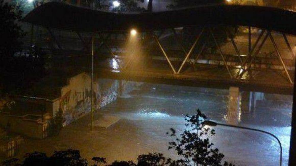  Un violento aguacero caus� anegamientos en Tucum�n