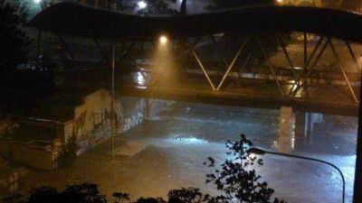  Un violento aguacero caus� anegamientos en Tucum�n
