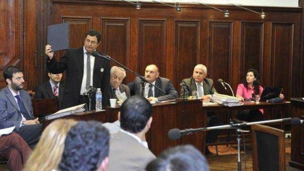  Acusaciones contra el "clan riojano" y la polic�a tucumana