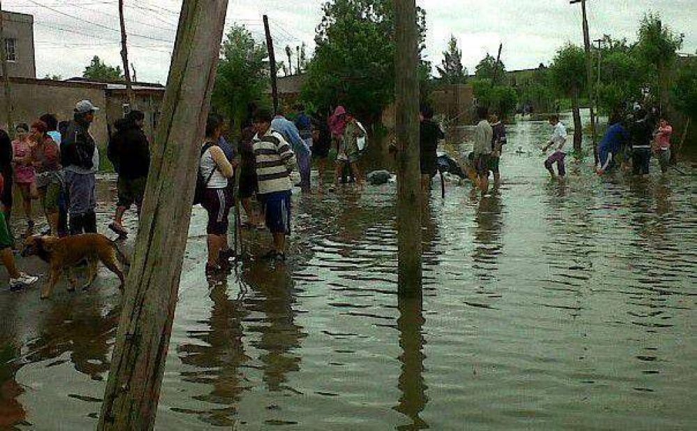 El municipio inform� que hay m�s de mil personas evacuadas por el temporal