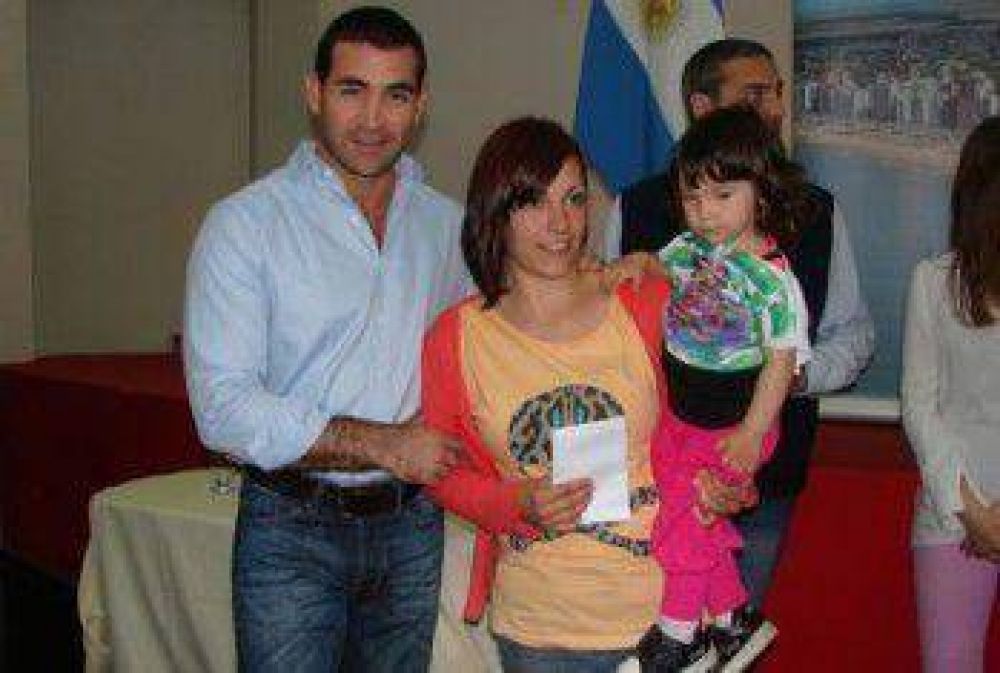 Hogan entreg� becas estudiantiles municipales