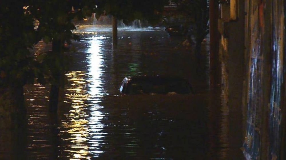 Una intensa tormenta provoc� anegamientos y cortes de luz en Tucum�n
