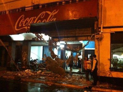 Parte de un balc�n se desplom� en pleno centro a causa de la tormenta