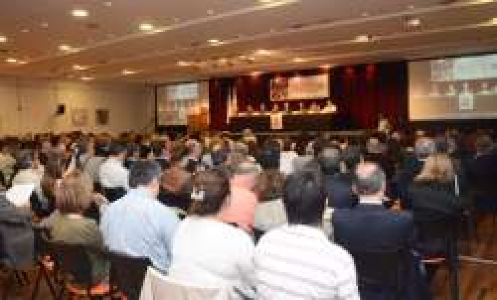   Foro Nacional UCR: Satisfacci�n de Azula y ausencia de Ayala