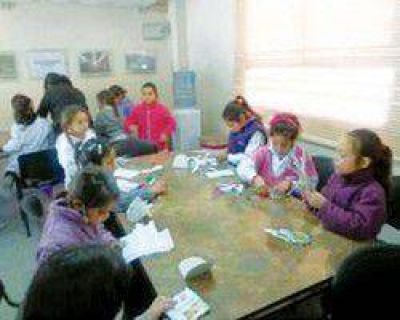 Ense�an a los chicos a realizar juguetes con materiales reutilizables