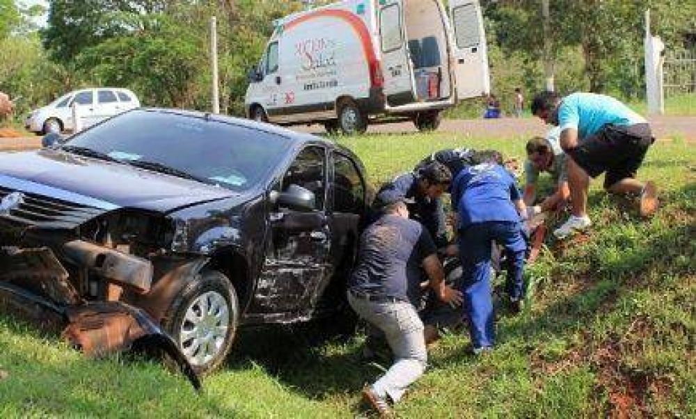Iguaz�: Un veh�culo cay� a una zanja y el conductor fue hospitalizado