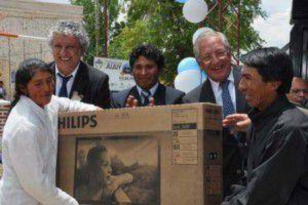 Fellner en aniversario de Rinconada habl� de regal�as mineras y entreg� tarjetas alimentarias