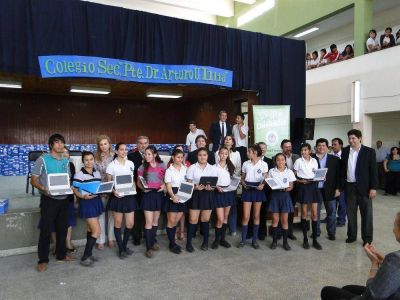 Alumnos de la Escuela �Arturo Illia� recibieron m�s de 1800 netbooks