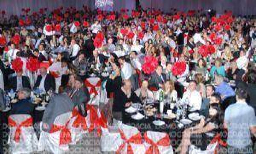 M�s de mil juninenses disfrutaron de la cena aniversario de Comercio e Industria