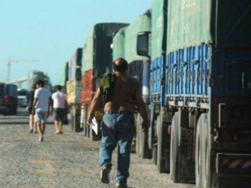 Vecinos de Timb�es afectados por el temporal mantienen el piquete sobre la ruta nacional 11
