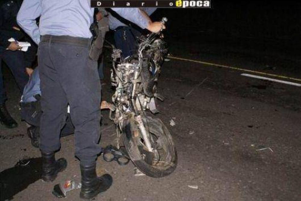 En moto choc� contra una pick up y luego lo atropell� un �mnibus